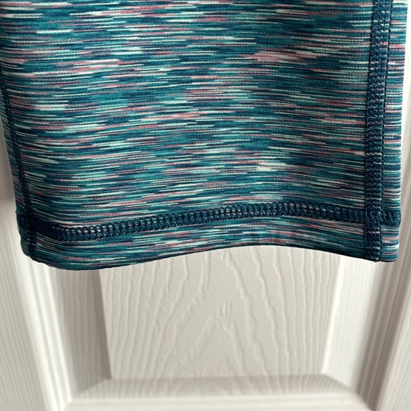 REVERSIBLE CAPRI LENGTH YOGA PANTS-Size Large - Picture 3 of 6